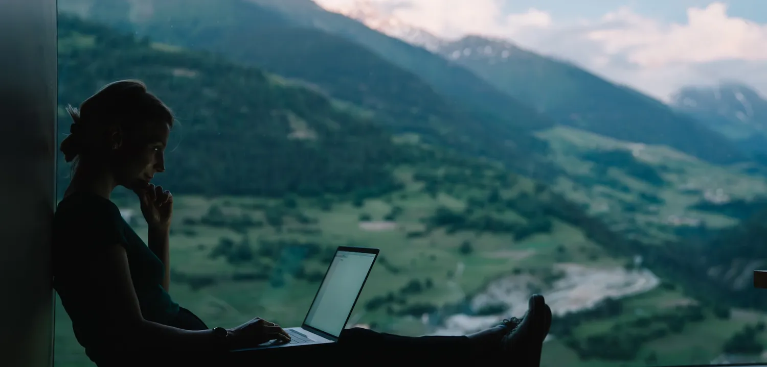 Mastering the Art of Remote Work – A Nomad’s Guide to Managing Deadlines Abroad